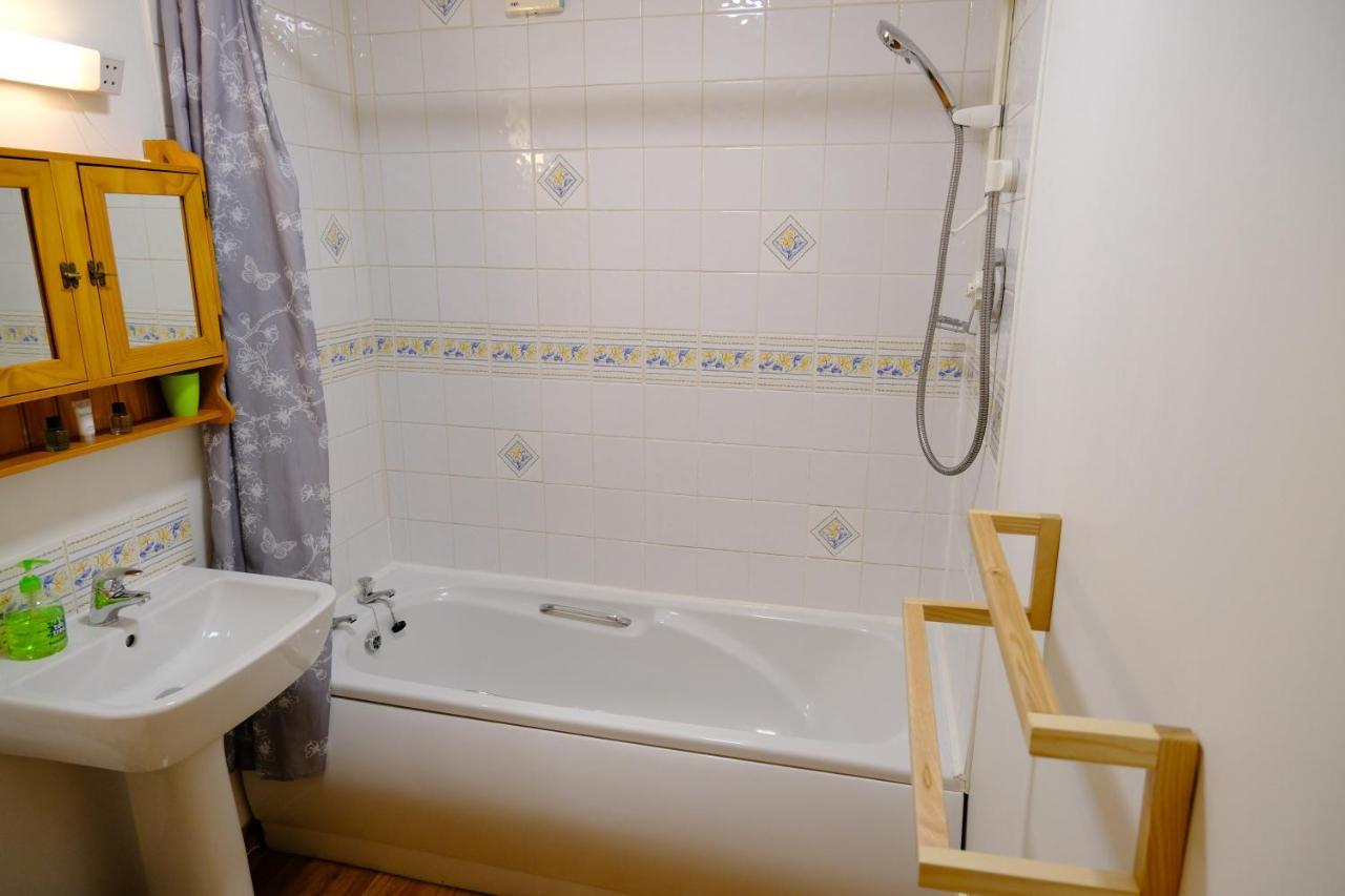 Lovely 1-Bedroom Apartment With Free Parking Inverness Exterior photo