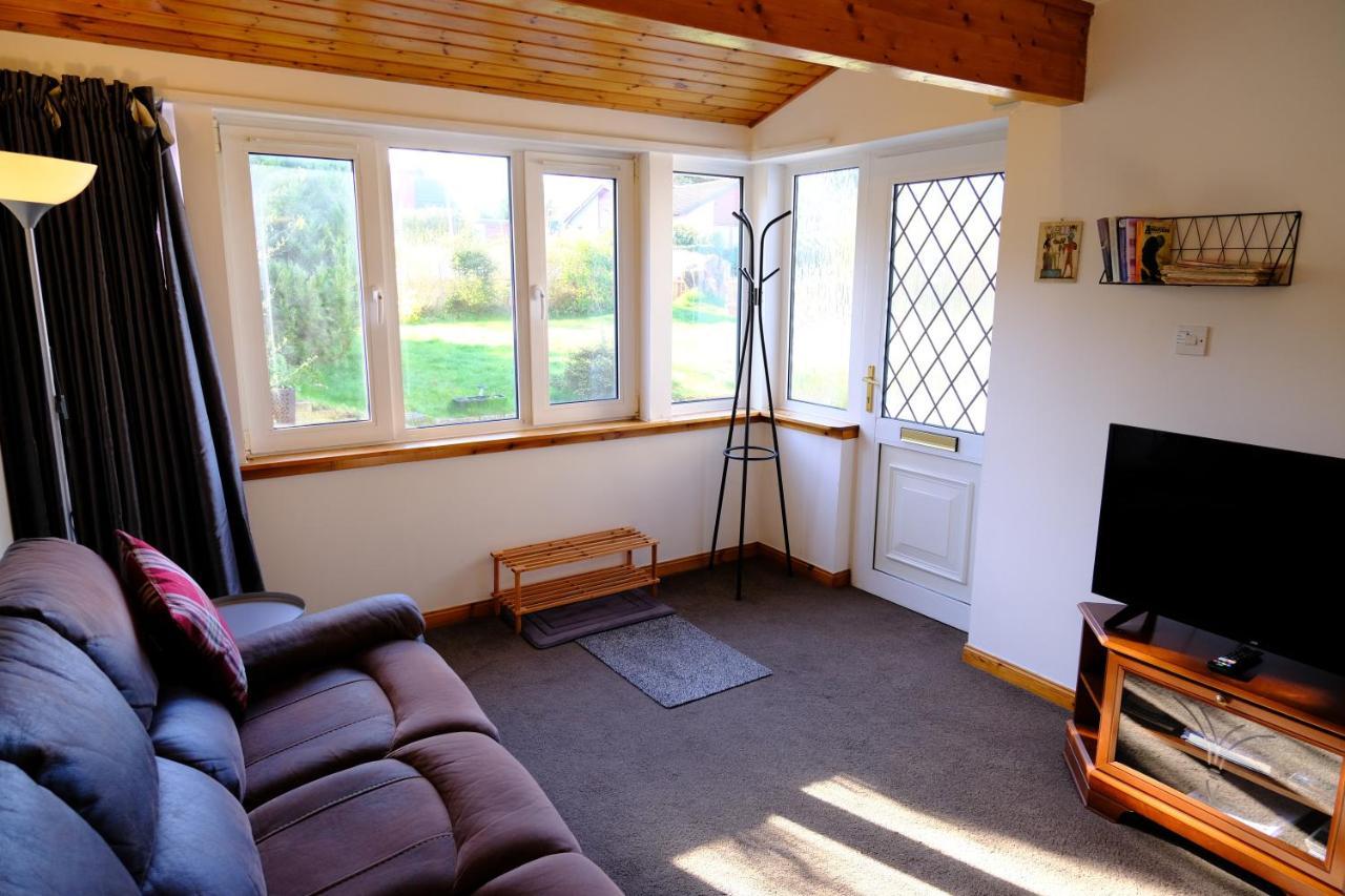 Lovely 1-Bedroom Apartment With Free Parking Inverness Exterior photo