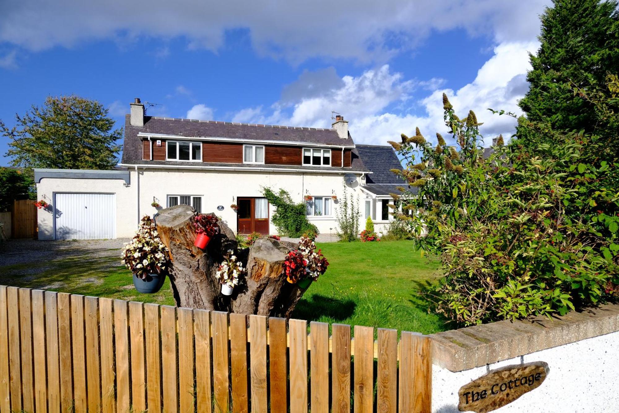 Lovely 1-Bedroom Apartment With Free Parking Inverness Exterior photo